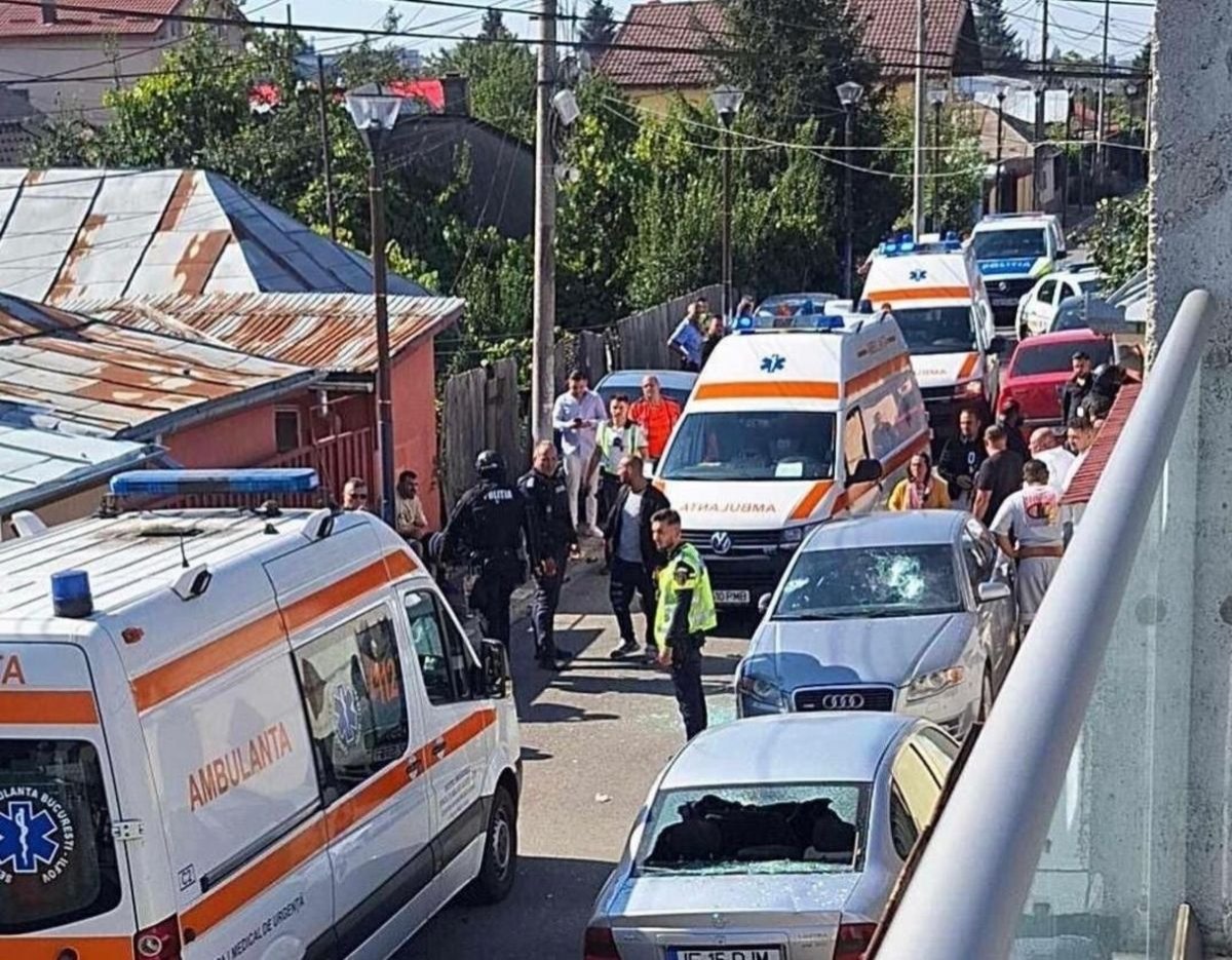Bataie generala pe strada. Scandalagiii au distrus toate masinile intalnite in cale. Video