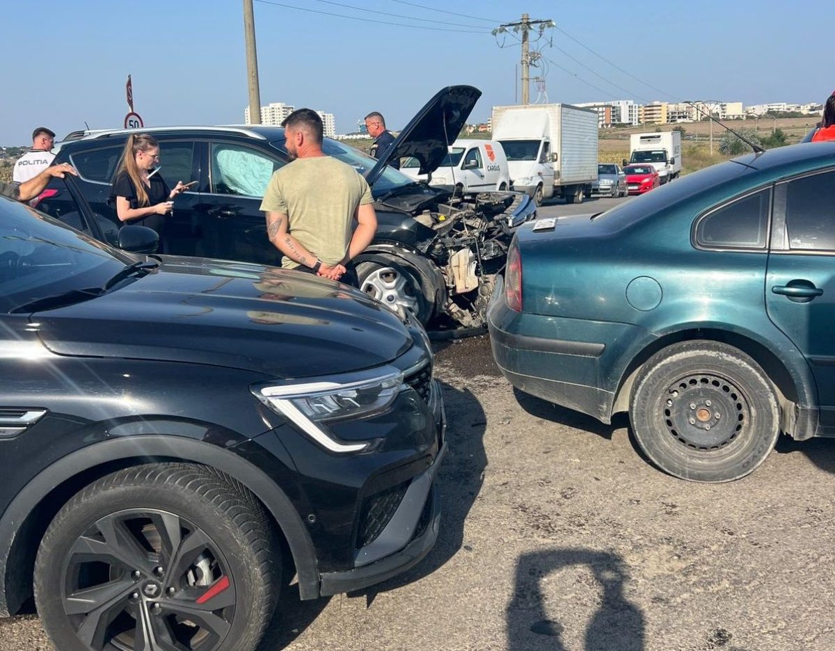 Trei persoane au ajuns la spital, dupa un carambol cu 3 masini, pe varianta Ovidiu Trei persoane au ajuns la spital, dupa un carambol cu 3 masini, pe varianta Ovidiu