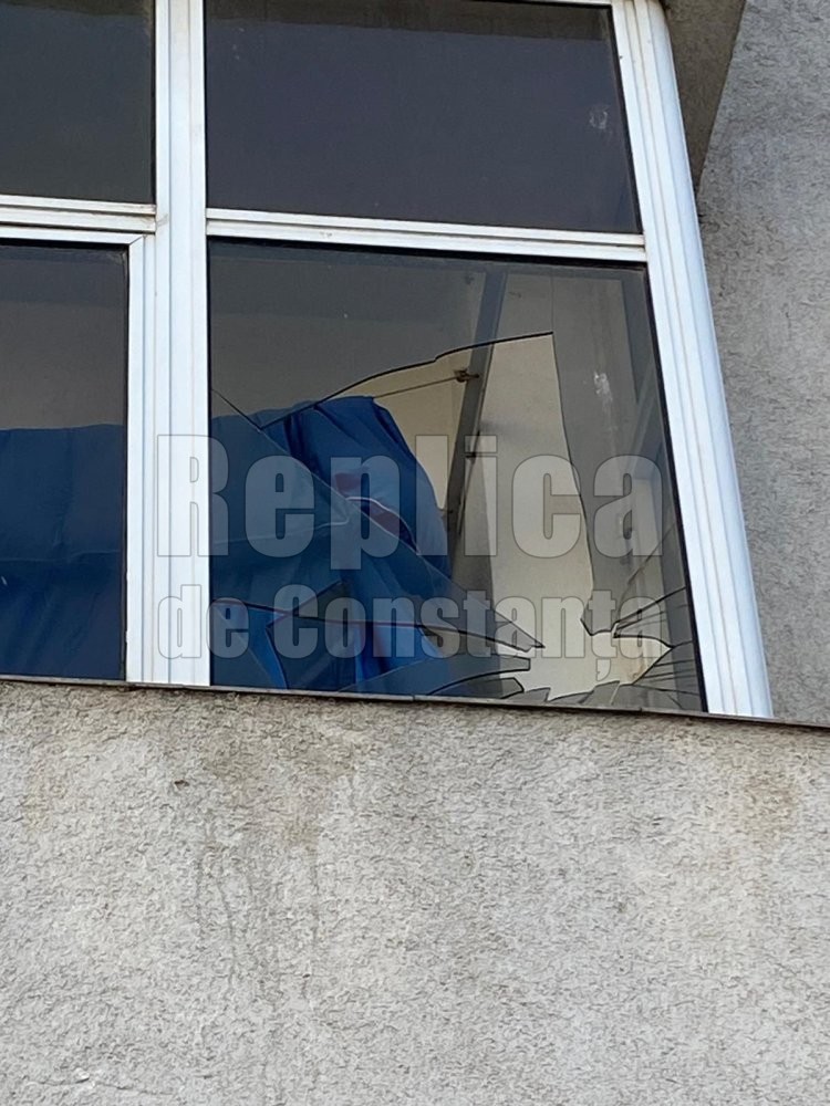 Locuitorii de pe Badea Cartan, terorizati de o gasca de copiii care le sparge geamurile. Video Locuitorii de pe Badea Cartan, terorizati de o gasca de copiii care le sparge geamurile. Video