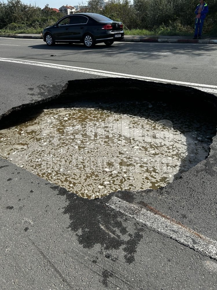 Panica intre Navodari si Lumina. Un crater plin cu apa s-a format in carosabilul, mai multe masini au fost avariate! Video Panica intre Navodari si Lumina. Un crater plin cu apa s-a format in carosabilul, mai multe masini au fost avariate! Video