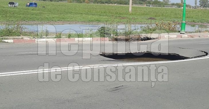 Panica intre Navodari si Lumina. Un crater plin cu apa s-a format in carosabilul, mai multe masini au fost avariate! Video Panica intre Navodari si Lumina. Un crater plin cu apa s-a format in carosabilul, mai multe masini au fost avariate! Video