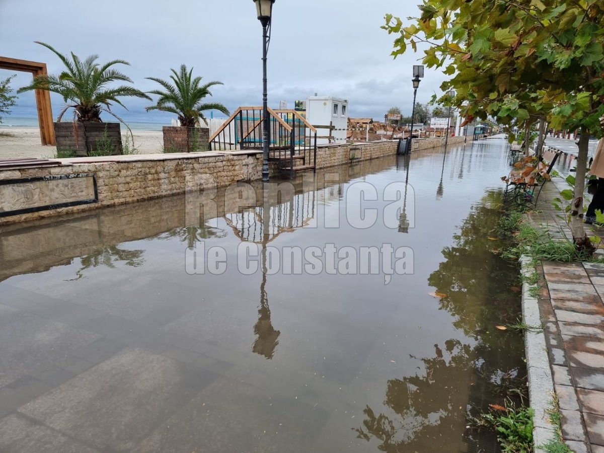 Furtuna intr-un pahar cu apa sau despre cum au fost manipulati romanii cu mega ciclonul Ashley Furtuna intr-un pahar cu apa sau despre cum au fost manipulati romanii cu mega ciclonul Ashley