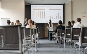 Proprietar de afacere mică actualizează profilul Google Business de pe telefon în magazin
