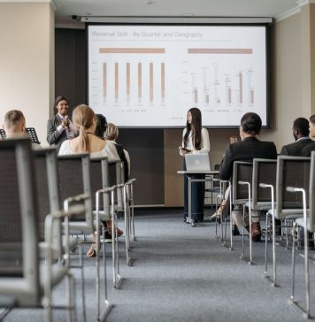 Proprietar de afacere mică actualizează profilul Google Business de pe telefon în magazin
